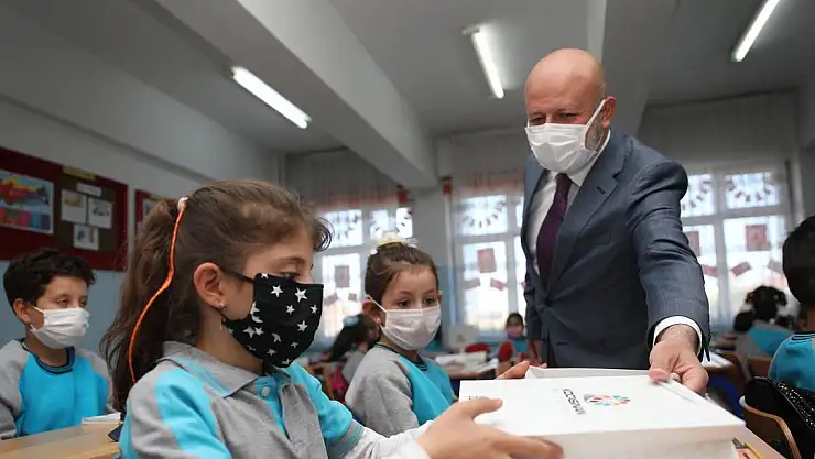  'KOCASİNAN OKUYOR' PROJESİNDE ÖĞRENCİLERE KİTAP SETİ DAĞITILDI