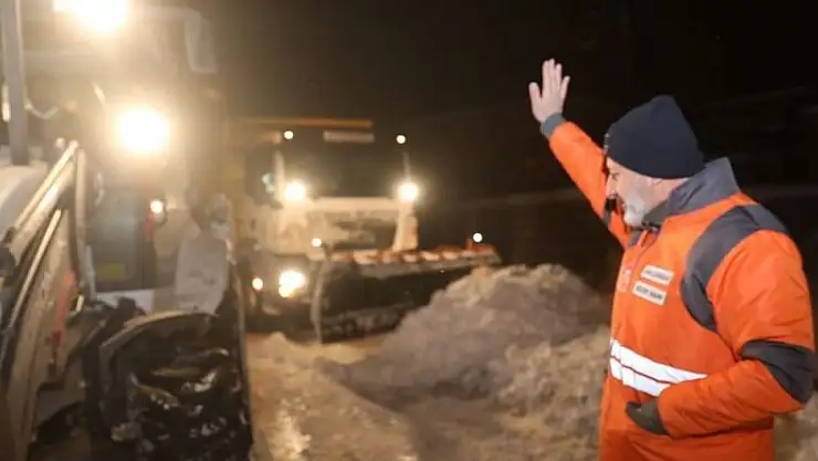 KOCASİNAN'DA KAR MESAİSİ ARALIKSIZ SÜRÜYOR
