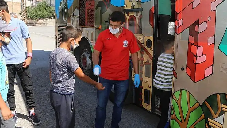 BAŞKAN YALÇIN'DAN, TARLADA ÇALIŞAN ÇOCUKLARA TALAS GEZİSİ