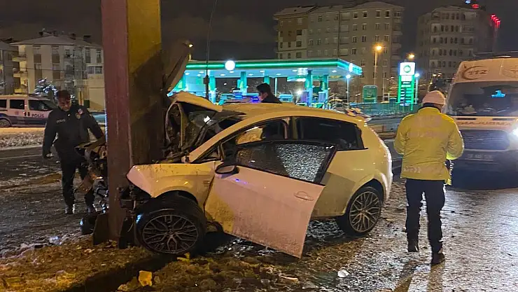 KONTROLDEN ÇIKAN OTOMOBİL DİREĞE ÇARPTI: 4 YARALI