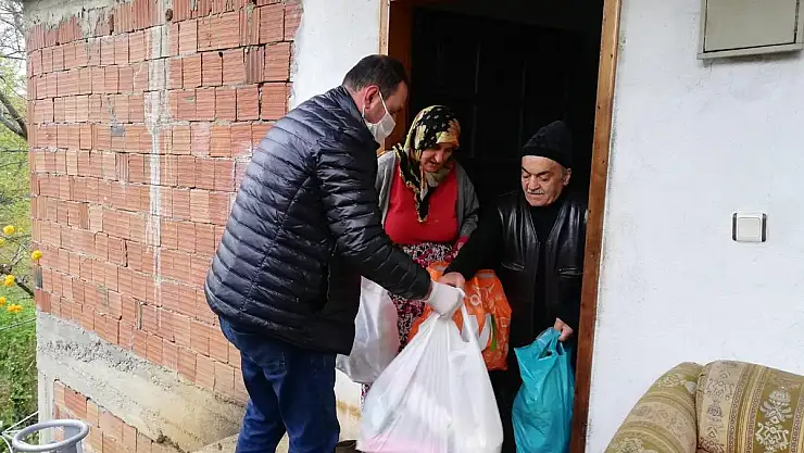 KÖY MUHTARI KAPI KAPI GEZEREK İHTİYAÇLARI KARŞILADI