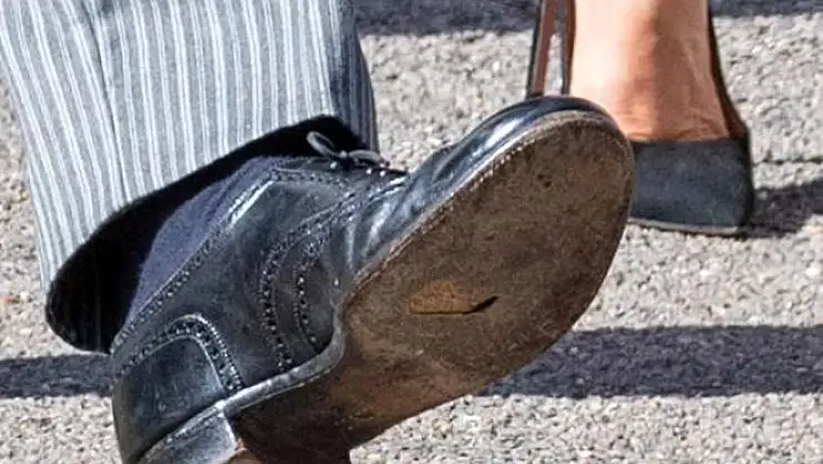 Kraliyet ailesinden ama ayakkabısı delik!