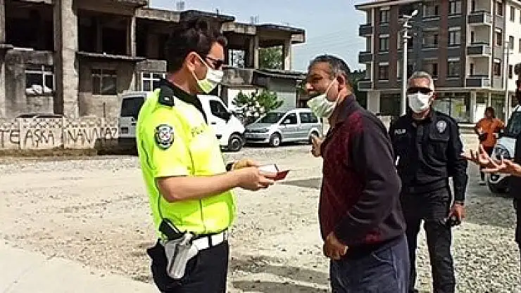 KÜÇÜK OĞLUNA DİREKSİYON VERDİ, YAKALANDI POLİSE YALVARDI