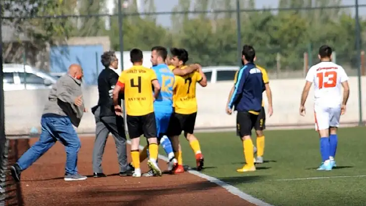 KULÜP BAŞKANI, SAHAYA İNDİ. FUTBOLCUYU DÖVDÜ