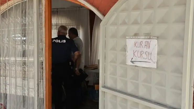 Kur'an Kursuna Giren Hırsızlar Sadaka Paralarını Çalıp İçerde Yemek Yedi!