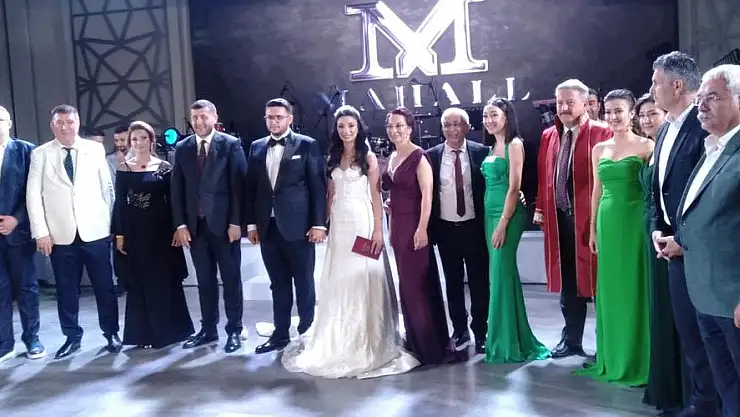 KUTLUHAN VE SENA ÇİFTİ DÜNYA EVİNE GİRDİ