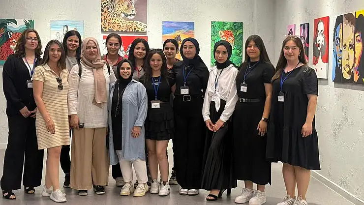 LİSE ÖĞRENCİLERİNİN SANAT ESERLERİ GAZZE'YE YARDIM İÇİN SERGİYE ÇIKTI