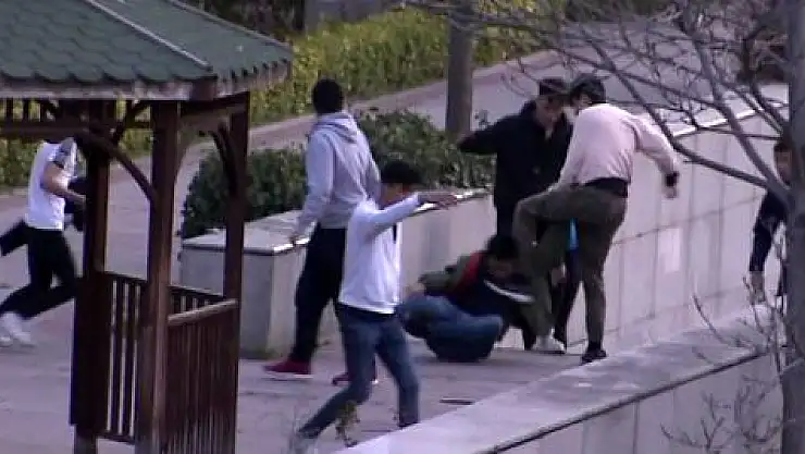 LİSELİ BİR GRUP, KIZ ARKADAŞLARINI TACİZ ETTİKLERİNİ ÖNE SÜRDÜKLERİ KİŞİLERİ DÖVDÜLER
