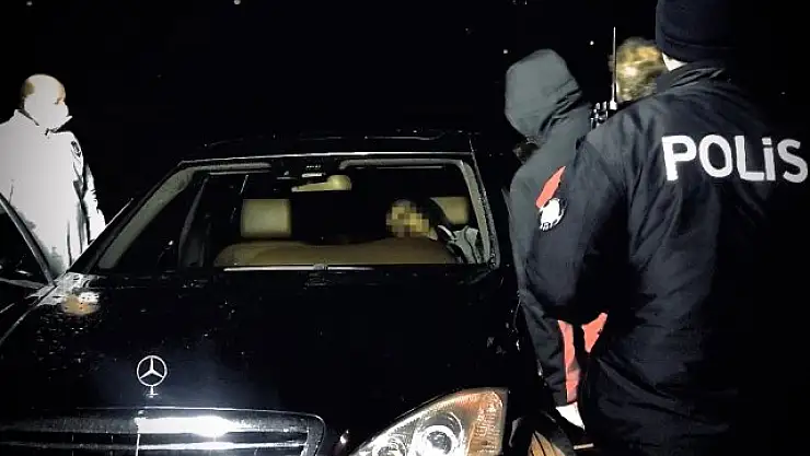 LÜKS OTOMOBİLİN İÇİNDE KAFASINA SIKARAK İNTİHAR ETTİ