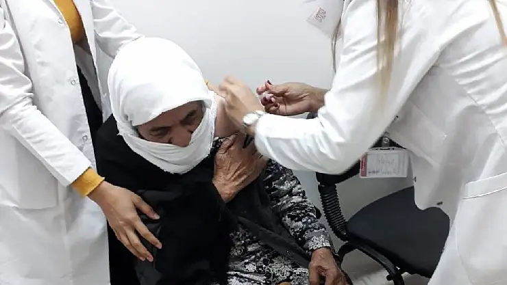 MAHALLE MAHALLE GEZEREK AŞIYA İKNA EDİYORLAR