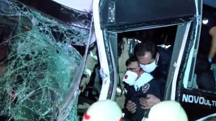 MAKAS ATAN SÜRÜCÜ, POLİSLERİN OLDUĞU MİDİBÜSE KAZA YAPTIRDI: 3 POLİS AĞIR YARALI