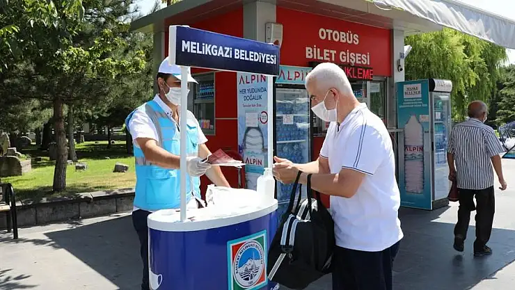 MELİKGAZİ BELEDİYESİ STANTLARDA MASKE DAĞITIYOR
