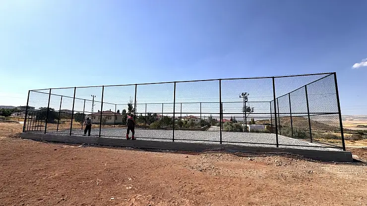 Melikgazi'de 3 ayrı mahalleye futbol sahası çalışmaları tamamlanıyor