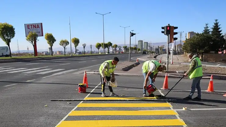 MELİKGAZİ'DE GÜVENLİ VE SERİ ULAŞIM İÇİN YOL ÇİZGİLERİ YAPILIYOR