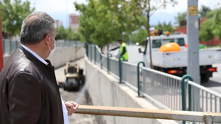 MELİKGAZİ'DE TAŞKIN SU KANALLARI TEMİZLENİYOR