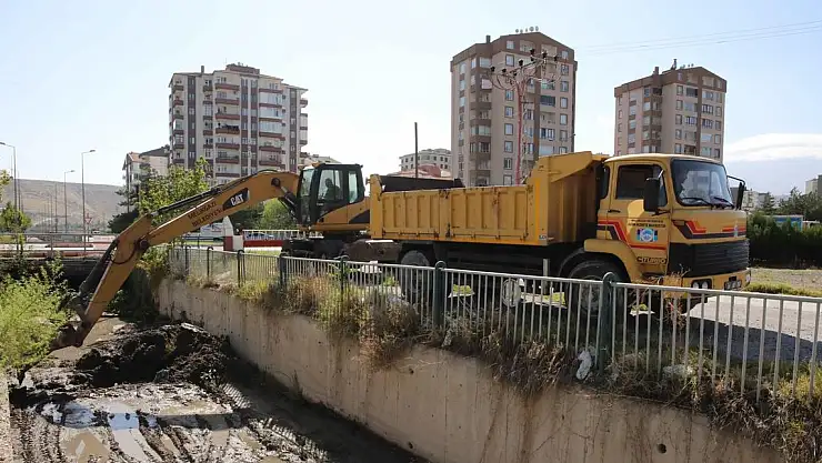 MELİKGAZİ'DE TAŞKIN SUYU KANALLARI TEMİZLENİYOR