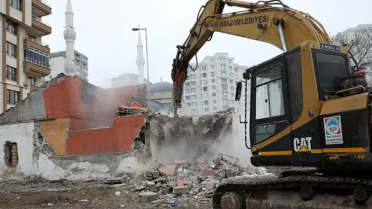MELİKGAZİ'DE TEHLİKE ARZ EDEN VE METRUK YAPILAR YIKILIYOR