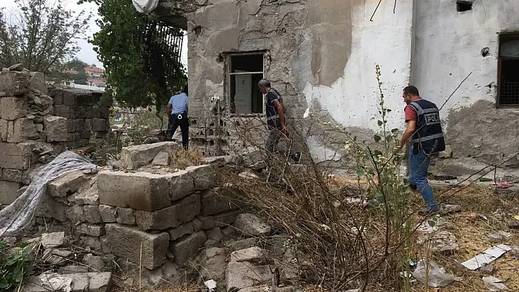 Metruk Binalarda Uyuşturucu Uygulaması Yapıldı