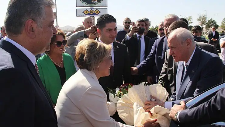 MHP KAYSERİ KAÇEP, LİDERİNİ GÜLLERLE KARŞILADI