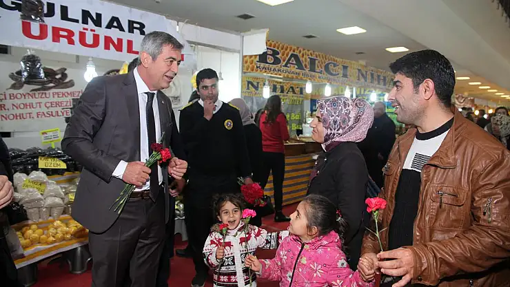 MHP KOCASİNAN ADAY ADAYI KAZIM YÜCEL VATANDAŞLARA KARANFİL DAĞITTI