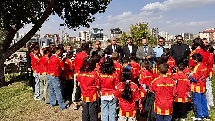 MHP Melikgazi'den Çocuk Evleri Sitesi'ne anlamlı ziyaret
