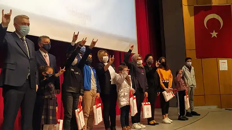 MHP MELİKGAZİ İLÇE TEŞKİLATI 300 ÇOCUĞA TABLET DAĞITTI          