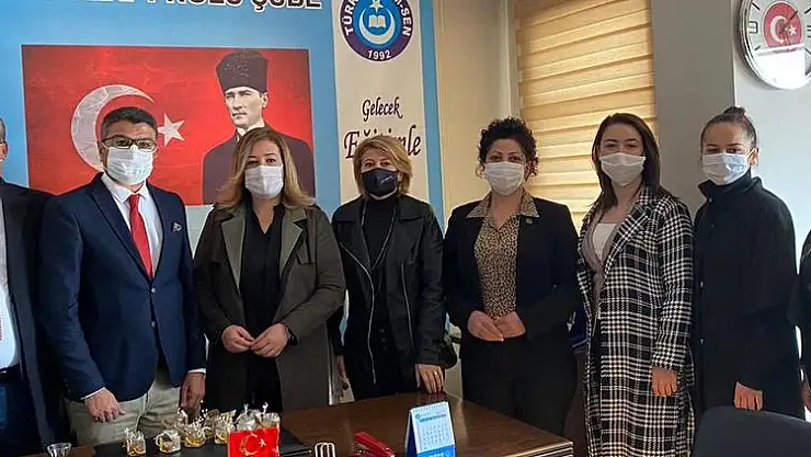 MHP'Lİ KADINLARDAN BAŞKAN ÇOLAK'A KUTLAMA ZİYARETİ