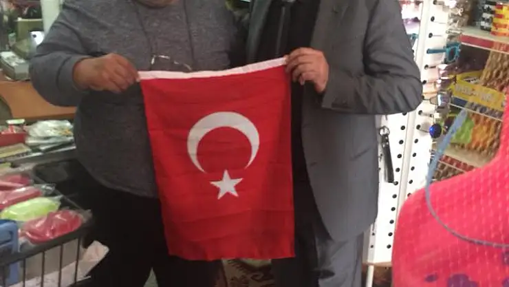MHP'LİLER ŞEHRİ TÜRK BAYRAKLARI İLE DONATTI