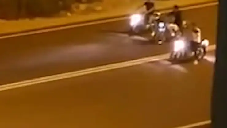 MOTOSİKLET SÜRÜCÜLERİ CADDEDE YARIŞTI