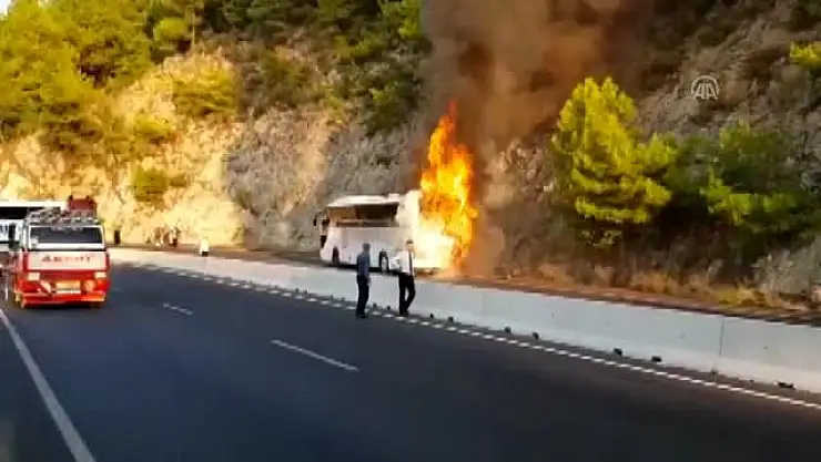 MUĞLA'DA YOLCU OTOBÜSÜ YANDI!