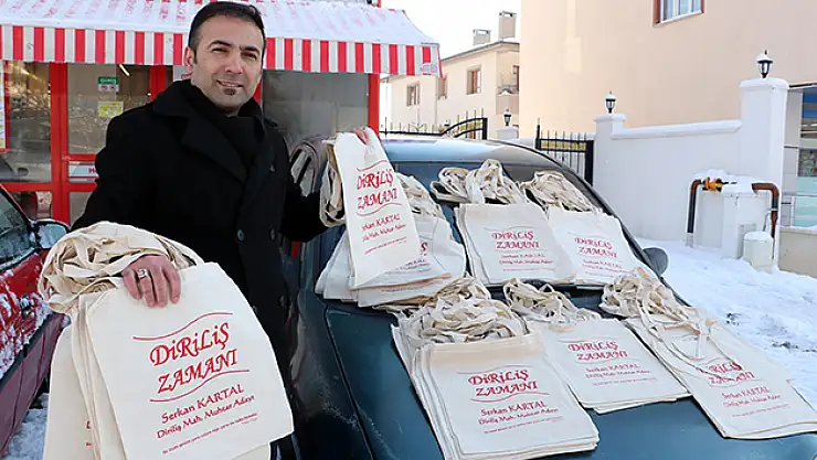 Muhtar adayı poşeti fırsata çevirdi