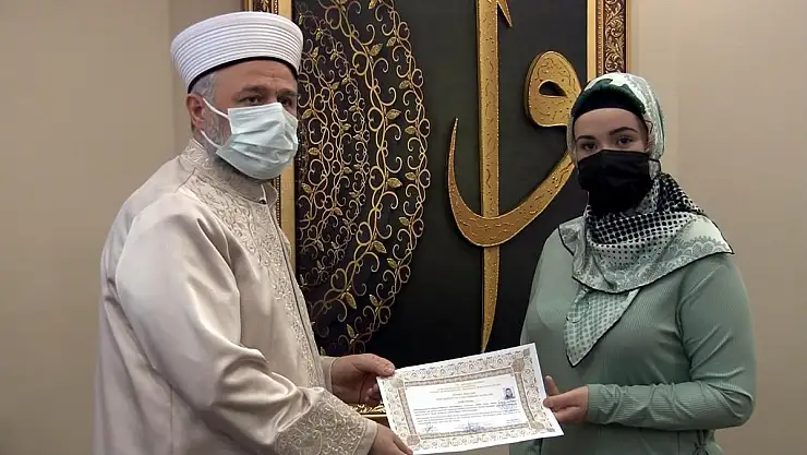 MÜSLÜMAN OLAN KADIN, MÜFTÜYÜ GÖRÜNCE AĞLADI