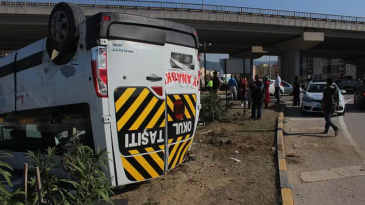 ÖĞRENCİ SERVİSİYLE OTOMOBİL ÇARPIŞTI, SERVİS DEVRİLDİ