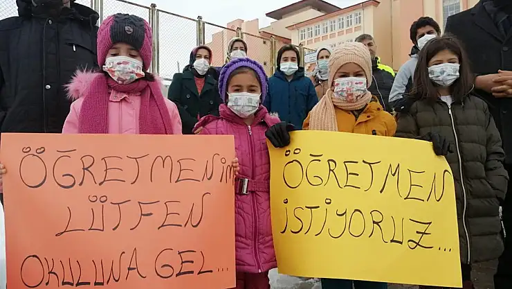 ÖĞRENCİ VE VELİLERDEN 'KADROLU ÖĞRETMEN İSTİYORUZ' EYLEMİ