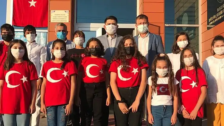 ÖĞRENCİLER 15 TEMMUZ ŞEHİTLERİNİ ANDI