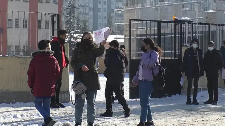 ÖĞRENCİLERDE KARNE HEYECANI