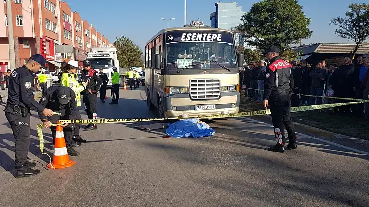 ÖLÜMLÜ TRAFİK KAZASINI FİLM İZLER GİBİ İZLEDİLER