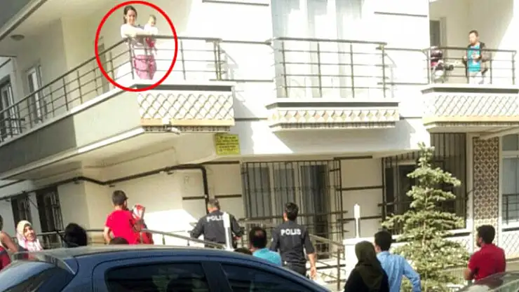 Önce annesini bıçakladı, sonra 6 aylık bebeğini balkondan aşağı attı