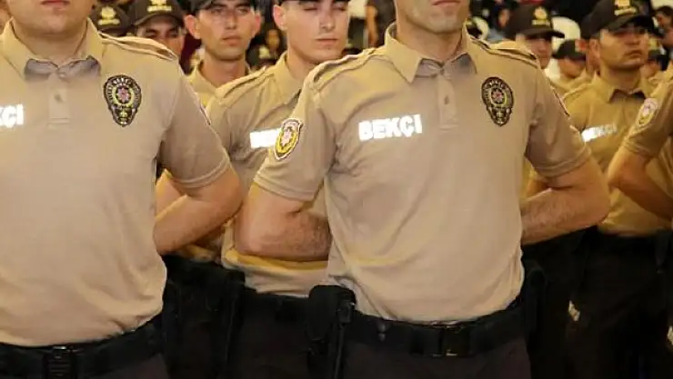 ÖNCE KOMŞUSUNU SONRA BEKÇİYİ BIÇAKLADI