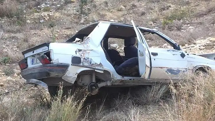 OSMANİYE'DE OTOMOBİL UÇURUMA YUVARLANDI!