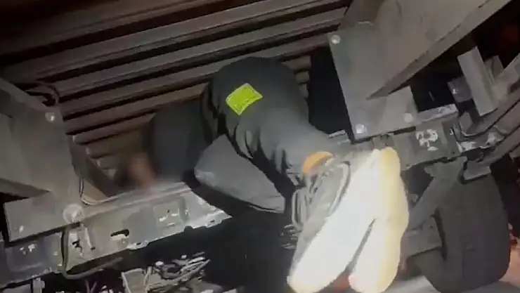 Oto kurtarıcının gizli bölmesinde 2 düzensiz göçmen yakalandı