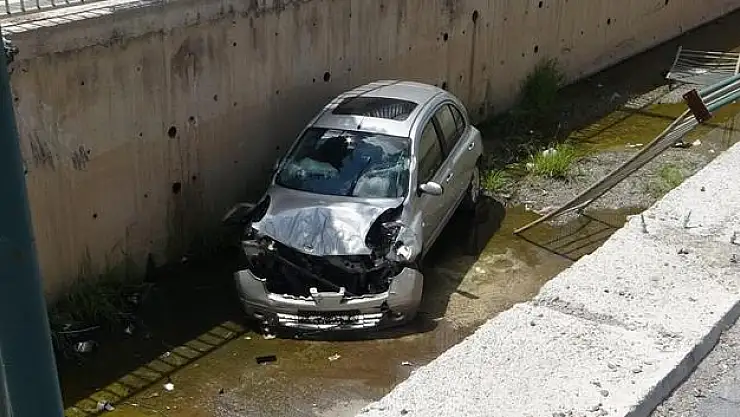 OTOMOBİL KANALA UÇTU: 1 YARALI