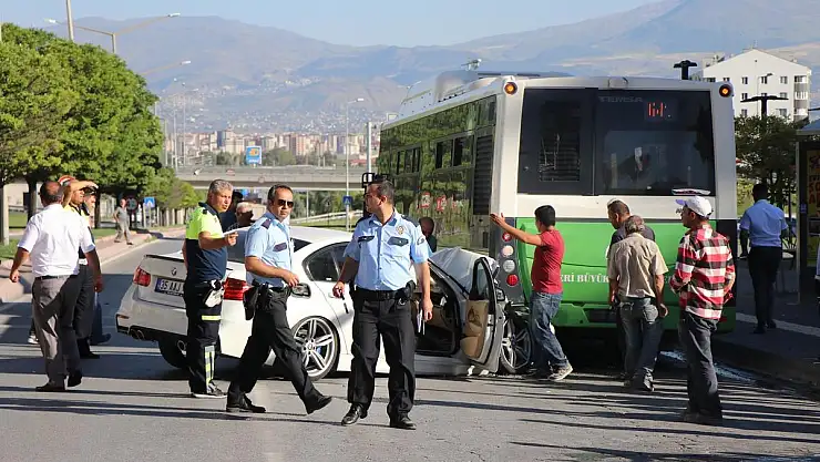 Otomobille halk otobüsü çarpıştı