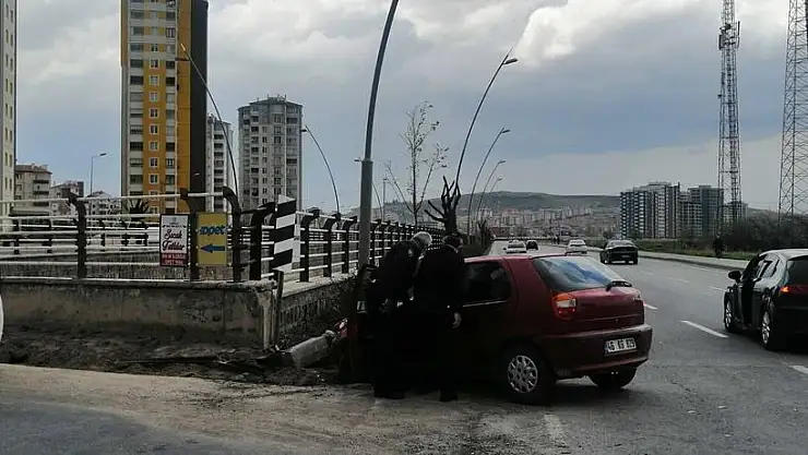 KOCASİNAN'DA OTOMOBİLLER ÇARPIŞTI: 3 YARALI