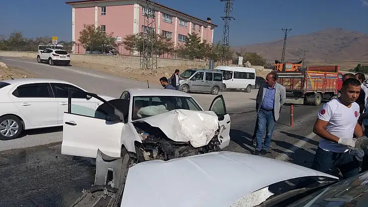 OTOMOBİLLER ÇARPIŞTI: 5 YARALI