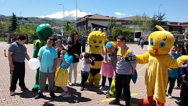 ÖZKAR ÖZEL EĞİTİM UYGULAMA MERKEZİ'NDE ENGELLİLER HAFTASI KUTLANDI