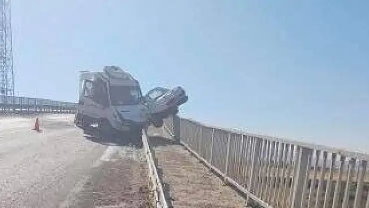 PALAS'TA TRAFİK KAZASI: 1'İ AĞIR 2 YARALI