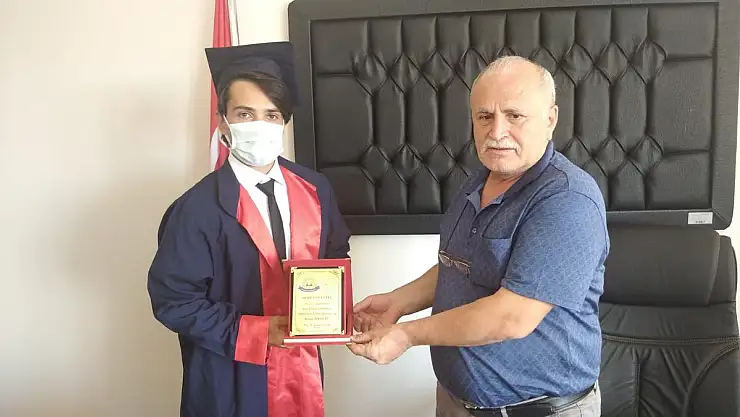 PANDEMİDEN YAPILAMAYAN MEZUNİYETE SEMBOLİK TÖREN