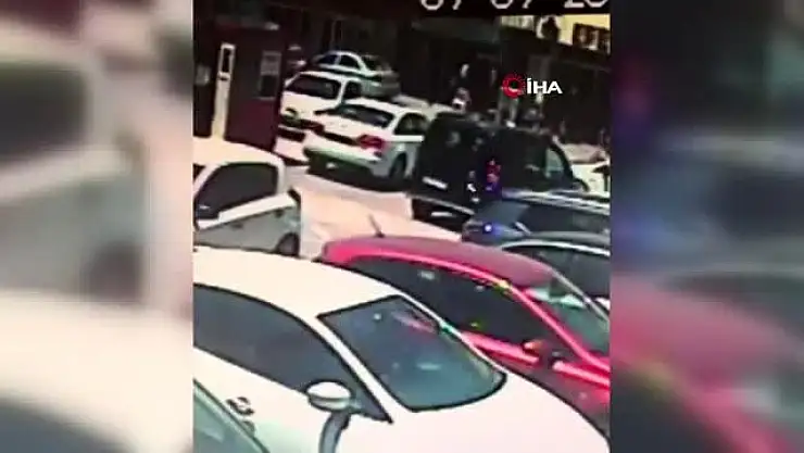 PARA ÇALDI, KADIN KILIĞINDA POLİSE YAKALANDI