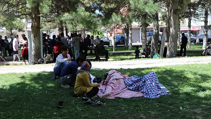 Parkta yatan 17 Afgan aileye devlet sahip çıktı